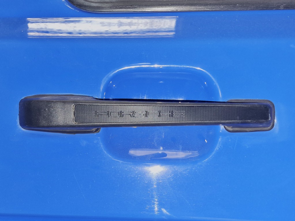 Embellecedor Porsche instalado en manilla de VW Golf MK2