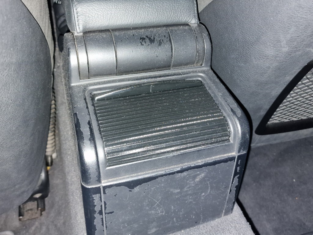 Cortina trasera BMW Serie 3 E46 instalada en vehículo