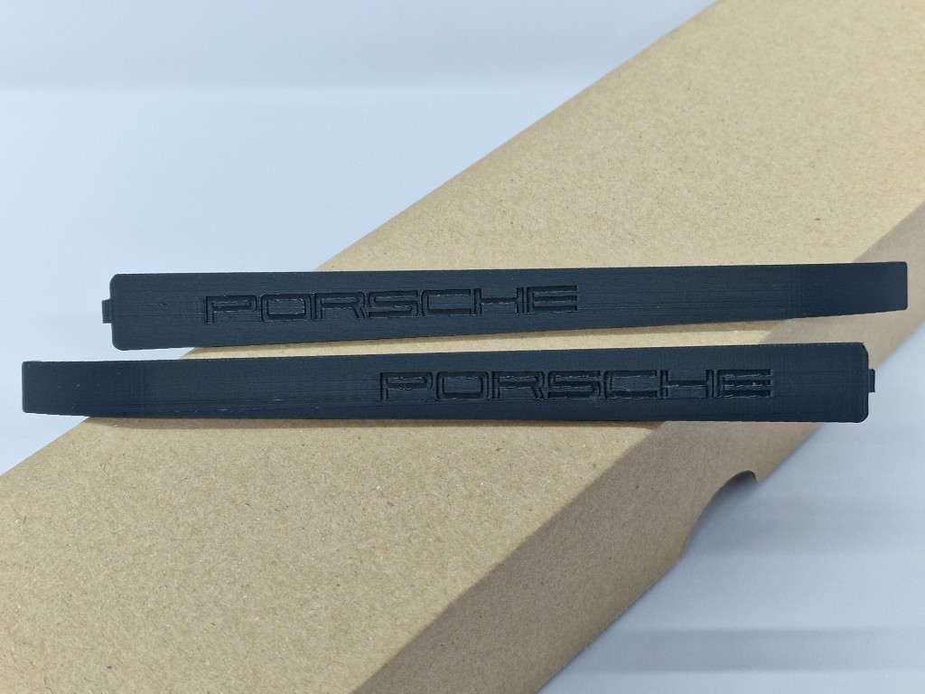 Detalle grabado Porsche en embellecedor Golf MK2