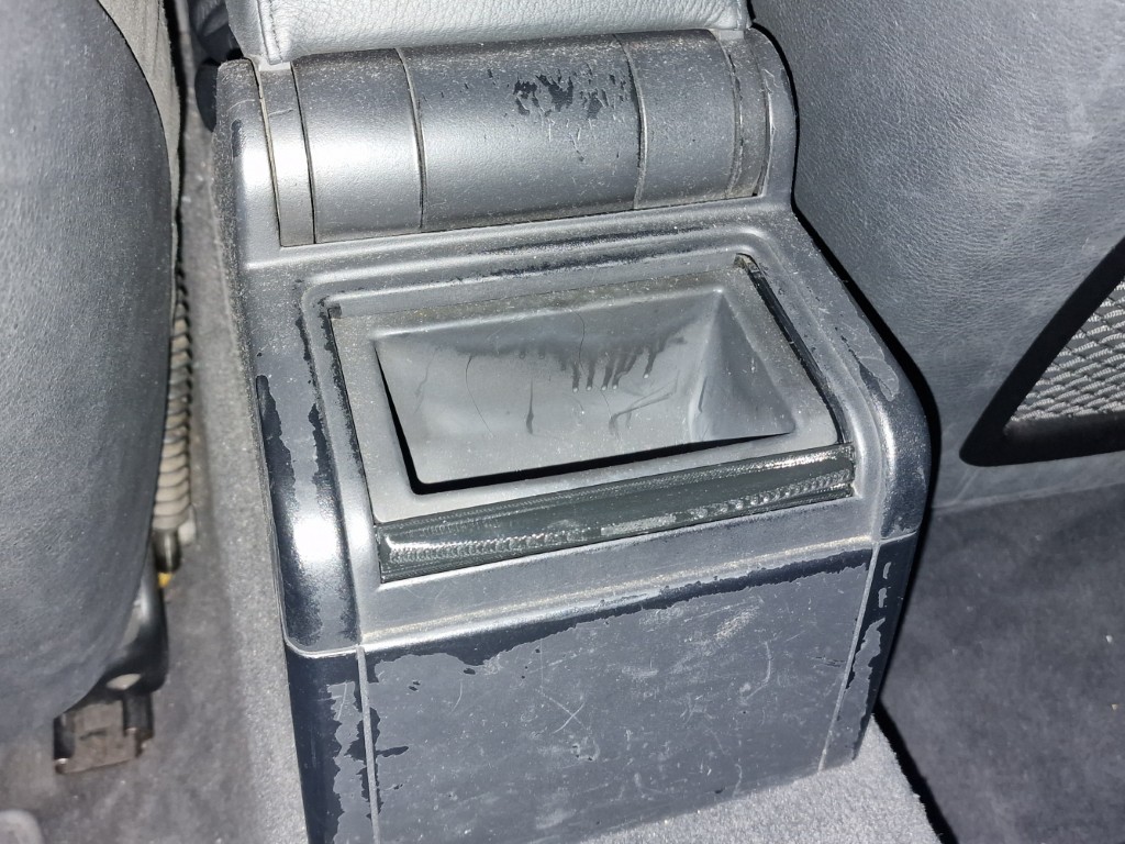 Cortina trasera BMW Serie 3 E46 con pieza dañada o deformada