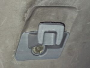 Soporte bandeja maletero Nissan X-Trail T30 instalado en vehículo color gris oscuro